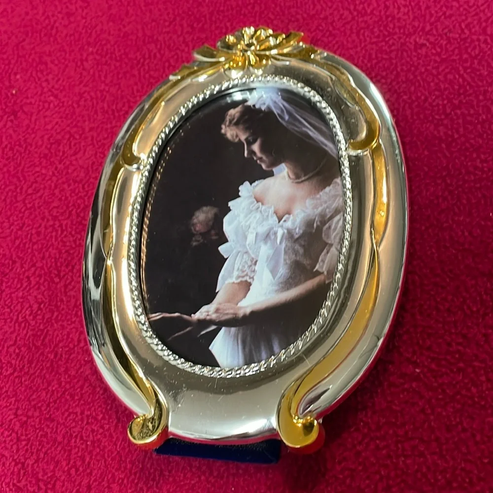 Photo frame heavy oval gold and silver tone for 3.5 “ x 5” pic